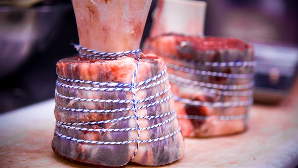 Hovězí kližka s morkovou kostí je základem italské speciality ossobuco