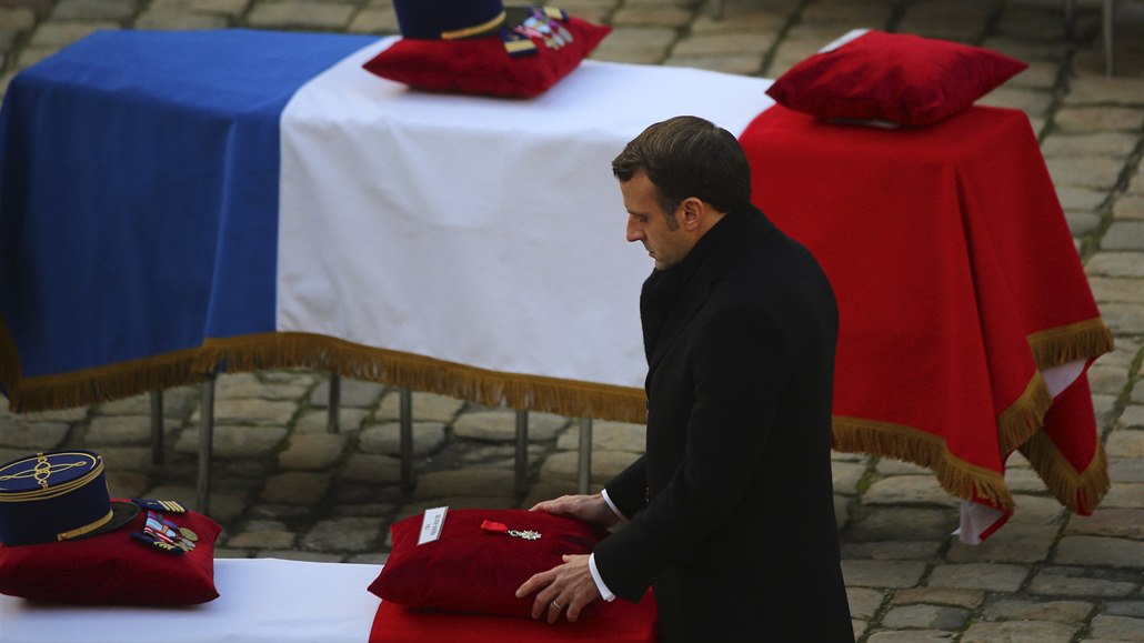 Francouzský prezident Emmanuel Macron v paíské Invalidovn rozlouil se 13...