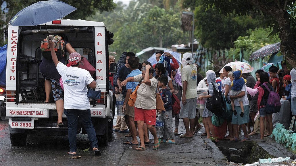 Evakuace obyvatel Filipín ped tajfunem Kammuri.
