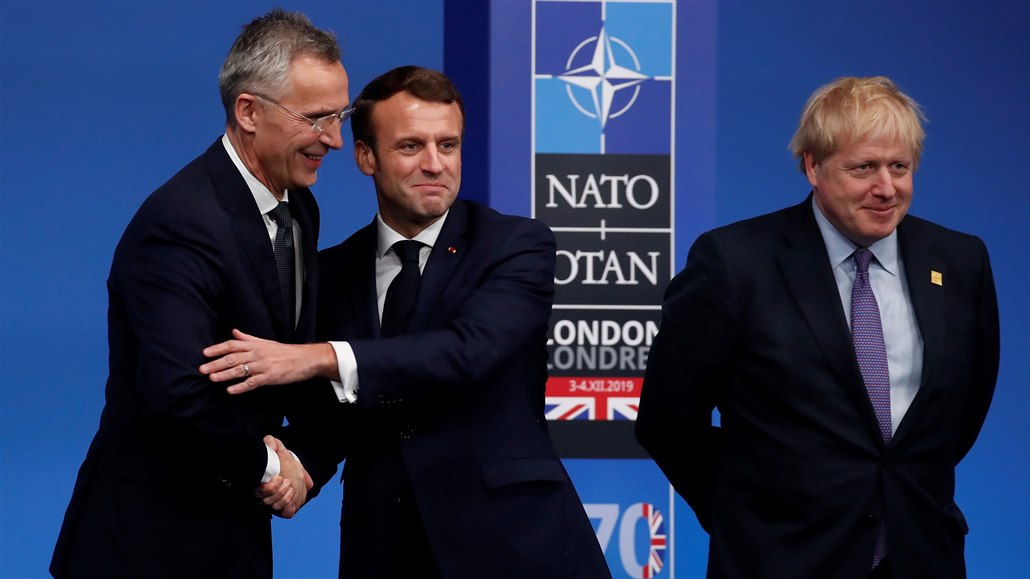 Francouzský prezident Emanuel Macron se zdraví s generálním tajemníkem NATO...