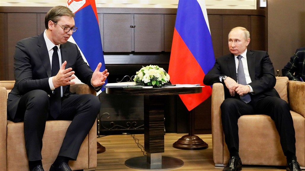 Ruský prezident Vladimír Putin (vpravo) pi setkání se svým srbským protjkem...