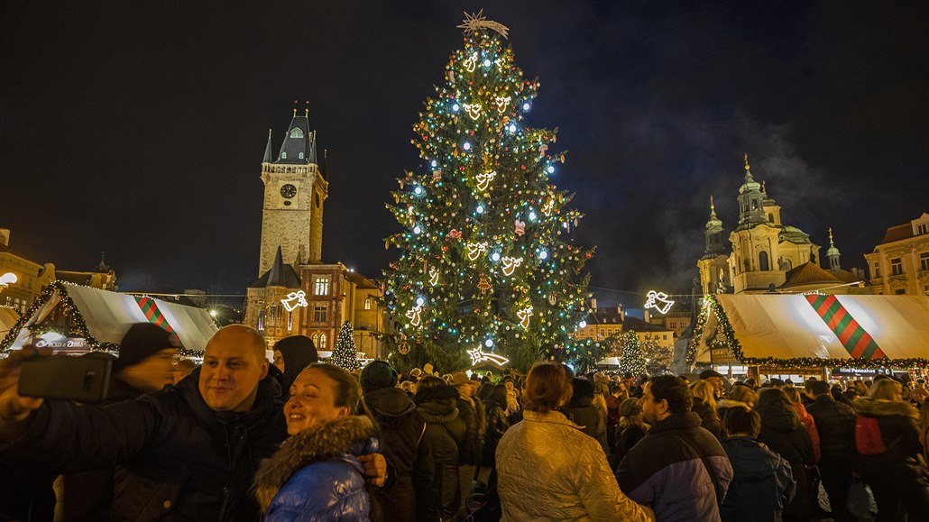 Vánoní strom v Praze na Staromstském námstí je ozdoben svtelnými andly.