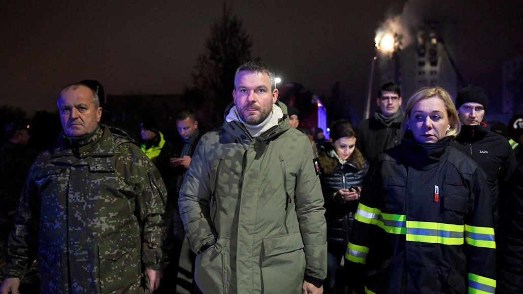 Na místo dorazil premiér Peter Pellegrini (uprosted) spolen s ministryní...