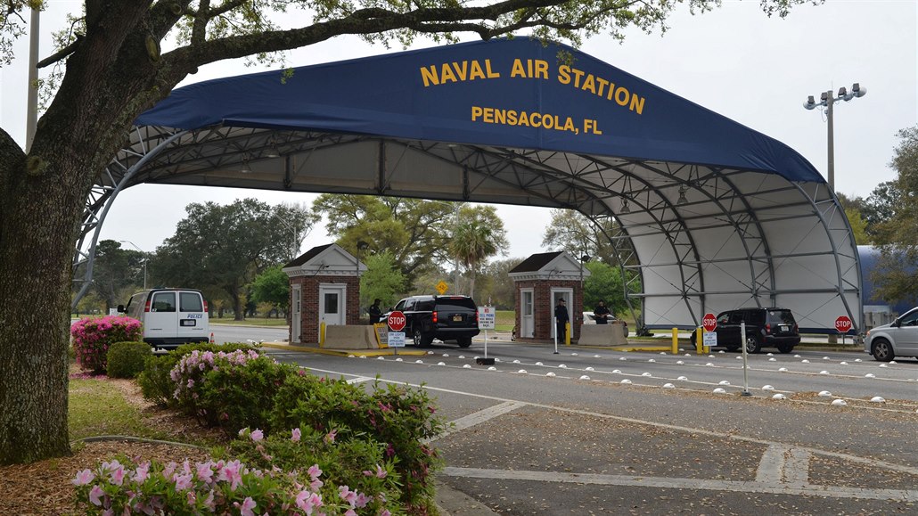 Hlavní brána k základn americké armády v Pensacole na Florid.
