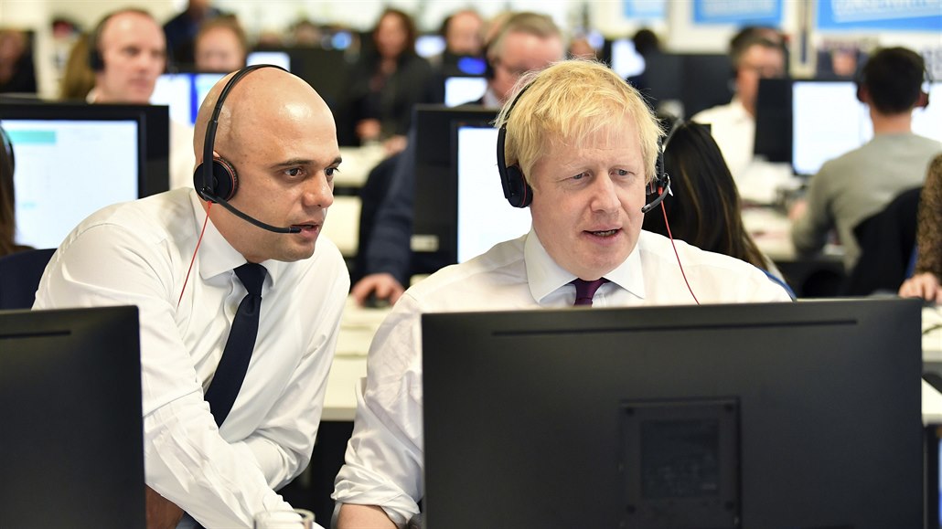 Britský premiér Boris Johnson (vpravo) a ministr financí v Johnsonov vlád...