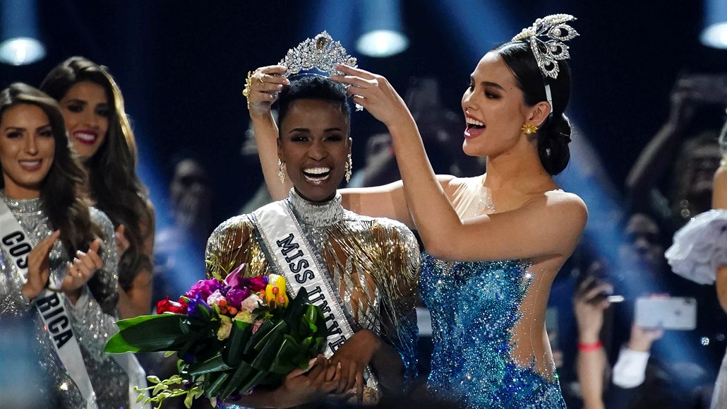 Zozibini Tunziová z Jihoafrické republiky je korunována Miss Universe. Korunku...