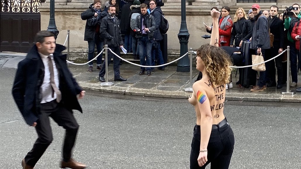 Hnutí Femen ped Elysejským palácem.
