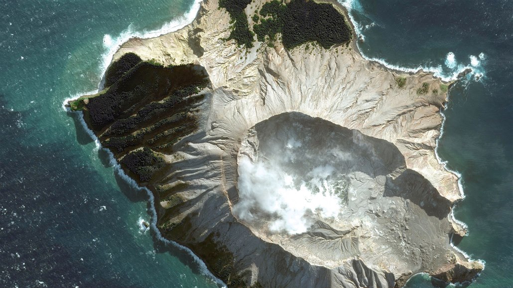 Fotografie zobrazuje ostrov White Island před výbuchem sopky.