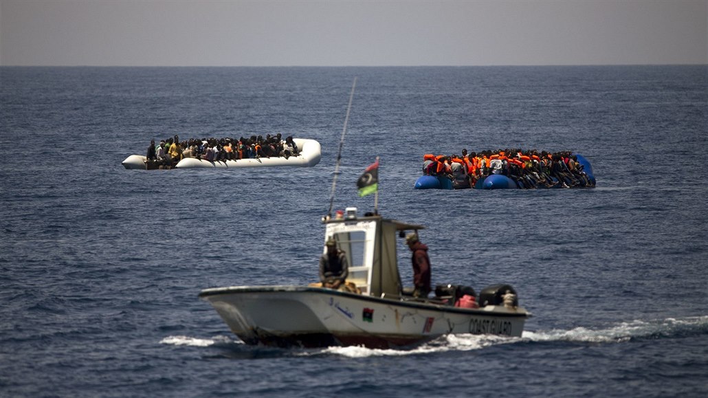 Uprchlíci na vratkých lodích.