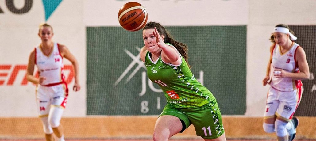 Basketbalistka SBŠ Ostrava Anna Pavlicová (v zeleném) při utkání RENOMIA ŽBL...