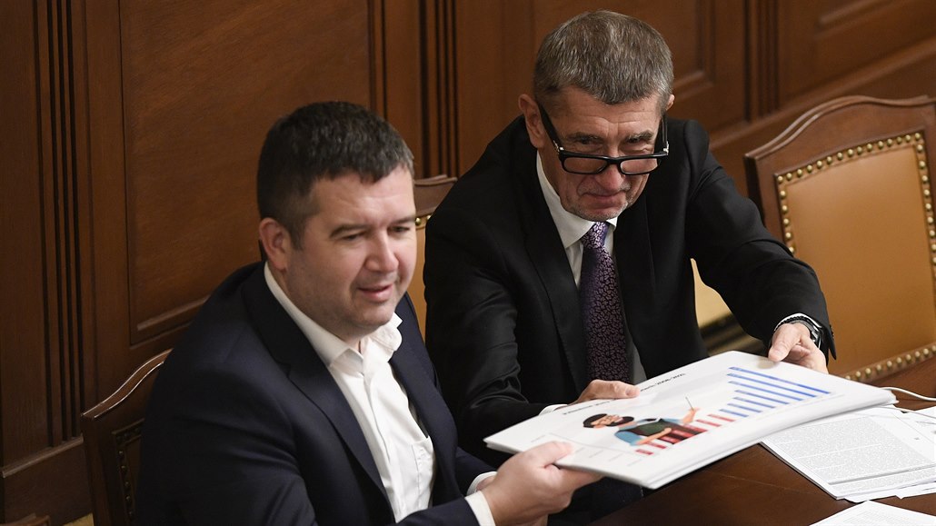 Premiér Andrej Babi (ANO) a vlevo ministr vnitra Jan Hamáek (SSD) na schzi...