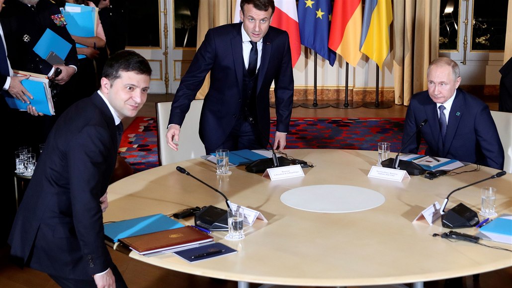 Zelenskyj (na snímku vlevo) u se s Putinem (vpravo) setkal na summitu normandské tyky