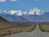 Pohled na silnici M41v Tádikistánu  pi pejezdu z Kyrgystánu v nadmoské...