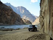 Pohled do Afghanistánu.eka Amudarja tvoí hranici mezi Tátikistánem a...