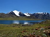 Horské jezero v Kyrgyských horách.