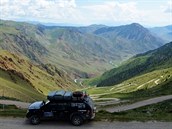Cesta k jezeru Son-kul v Kyrgystánu. Jezero leí ve výce