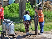 Kyrgyské dti,které musí tvrd pracovat a cesta pro vodu patí k jejich...