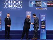 generální tajemník NATO Jens Stoltenberg, britský premiér Boris Johnson a...