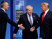 Generální tajemník NATO Jens Stoltenberg a britský premiér Boris Johnson vítají...