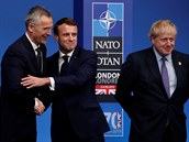 Francouzský prezident Emanuel Macron se zdraví s generálním tajemníkem NATO...