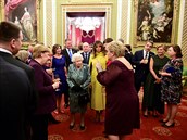 Zástupci zemí NATO debatují na recepci v Buckinghamském paláci s britskou...