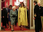 Britská královna Albta II. prochází Buckinghamským palácem s americkou první...