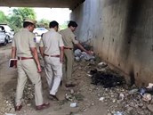 Indická policie na míst, kde útoníci dívku zapálili