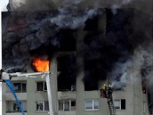 Hasii zasahovali pi poáru dvanáctipatrového bytového domu v Preov na...