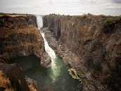 Na snímku je vidt vyschlá rokle Viktoriiných vodopád na zambijské stran.
