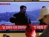 Jihokorejci v Soulu sledují zprávy o testech jaderných zbraní v Severní Korei.