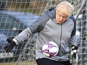 Britský ministr Boris Johnson si vlezl do fotbalové brány v rámci pedvolební...