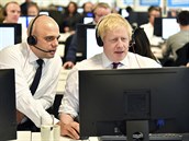 Britský premiér Boris Johnson (vpravo) a ministr financí v Johnsonov vlád...