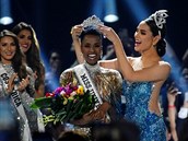Zozibini Tunziová z Jihoafrické republiky je korunována Miss Universe. Korunku...
