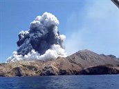 Kou po výbuchu sopky na ostrvku Whakaari, také známém jako White Island.