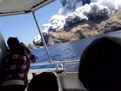 Pohled na ostrov po výbuchu sopky.