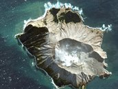 Fotografie zobrazuje ostrov White Island ped vbuchem sopky.