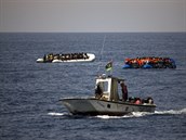 Uprchlíci na vratkých lodích.