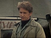 Otec Mulcahy (René Auberjonois). Snímek Mash. (1970).