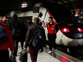 Cestující mluví se zamstnanci státních drah ped TGV.