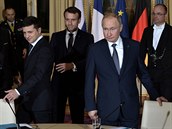 Prezidenti Ruska a Ukrajiny Vladimir Putin a Volodymyr Zelenskyj (vlevo) na...