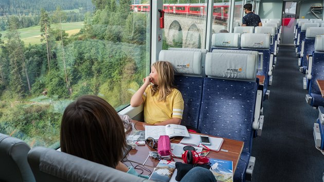 Výhled z vlaku Glacier Express s panoramatickými okny ve výcarském kantonu...