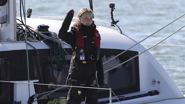Greta Thurnberg dorazila po tech týdnech plavby do Lisabonu.