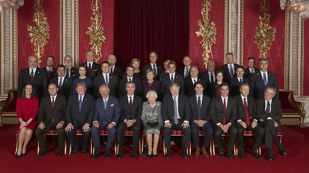 Spolená fotografie lídr lenských zemí NATO v Buckinghamském paláci.