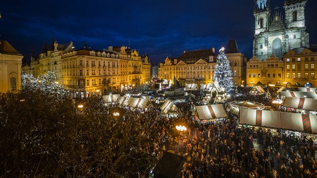 Vánoní strom v Praze na zaplnném Staromstském námstí.