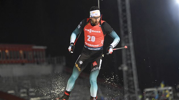 Martin Fourcade najídí do cílové rovinky.