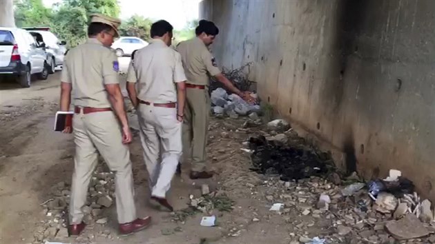 Indická policie na míst, kde útoníci dívku zapálili