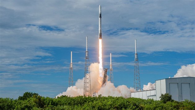 Úspný start rakety Falcon 9 s nákladní lodí Dragon.
