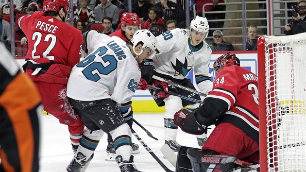 Petr Mrázek �elí ataku hrá�� San Jose.