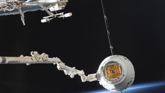 Vesmírná raketa SpaceX Dragon se pipojila na Mezinárodní vesmírnou stanici.