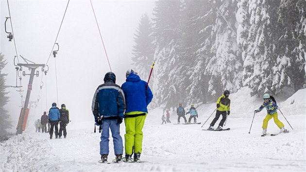 Nkteré skiareály se rozhodli pro umlé zasnování.